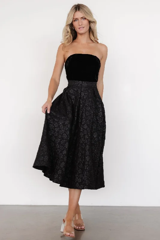 Midi dresses with printed lining for a hidden and stylish detail Sila Strapless Dress | Black Midi dresses with printed lining for a hidden and stylish detail Sila Strapless Dress | Black