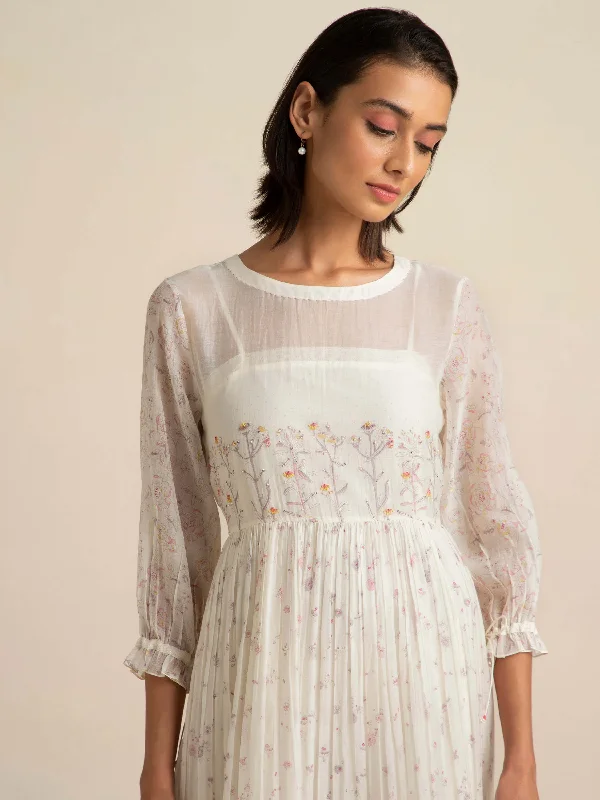 Midi dresses with V - necklines for a flattering and elongating effect Pastel Moor Dress Midi dresses with V - necklines for a flattering and elongating effect Pastel Moor Dress