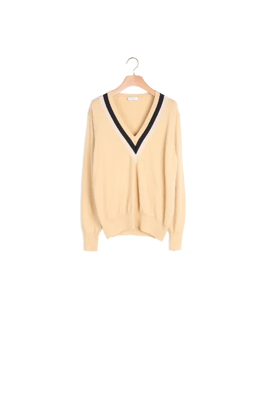 cable knit women cardigan with intricate patternsPull en laine à encolure en V