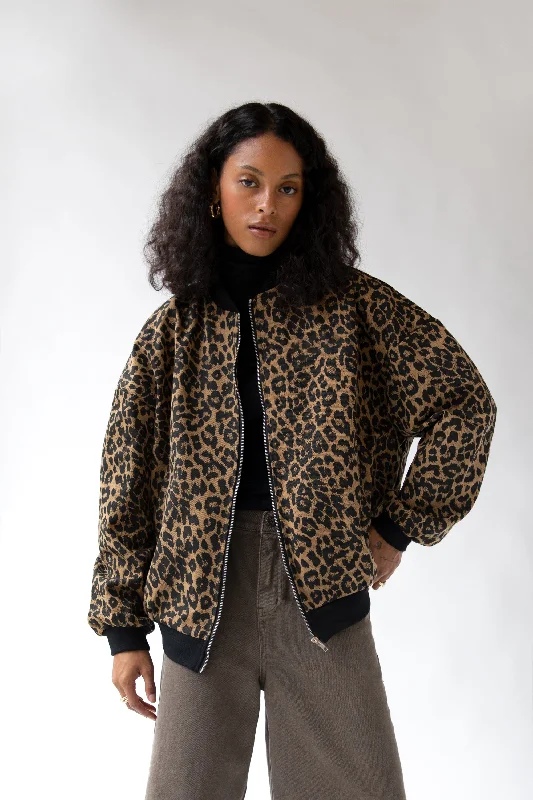 Mid - length women's down coats in a slim fit for a modern and sleek appearanceLEOPARD PRINT BOMBER JACKET Mid - length women's down coats in a slim fit for a modern and sleek appearanceLEOPARD PRINT BOMBER JACKET