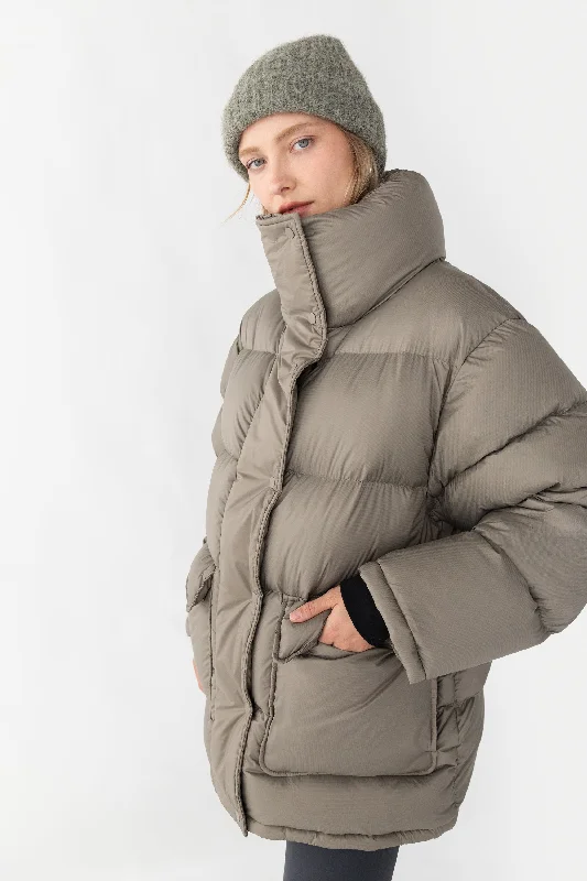 Women's knee - length wool blend coats with a fur collar for added warmthPUFFER JACKET | PUFFER STUDIO 001 Women's knee - length wool blend coats with a fur collar for added warmthPUFFER JACKET | PUFFER STUDIO 001