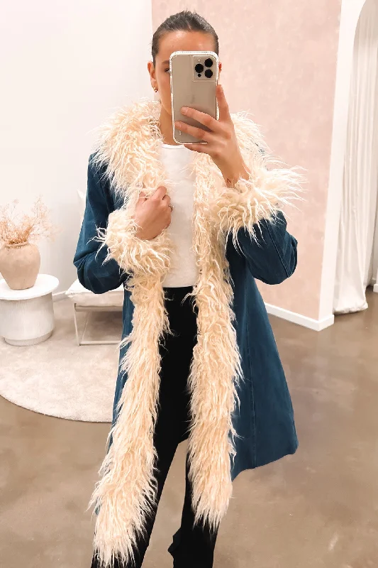 Women's denim jackets with distressed details for a casual and edgy look70s Shag Coat Darleen Denim Women's denim jackets with distressed details for a casual and edgy look70s Shag Coat Darleen Denim