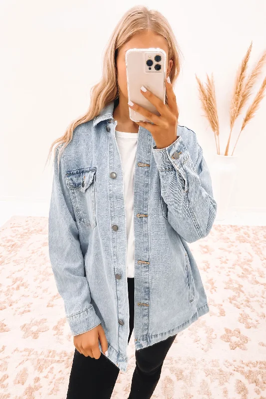 Women's cropped down jackets in bold colors for a sporty and fashionable winter outfitOakley Shacket Light Blue