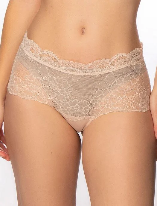 Shaper for a photoshoot to achieve a perfect body shapeLise Charmel Sublime en Dentelle Boyshort Shaper for a photoshoot to achieve a perfect body shapeLise Charmel Sublime en Dentelle Boyshort
