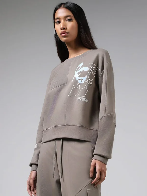 Women's pants for running Wide - leg women jeans for a modern and relaxed vibe Studiofit Olive Typographic Printed Cotton Sweatshirt Women's pants for running Wide - leg women jeans for a modern and relaxed vibe Studiofit Olive Typographic Printed Cotton Sweatshirt
