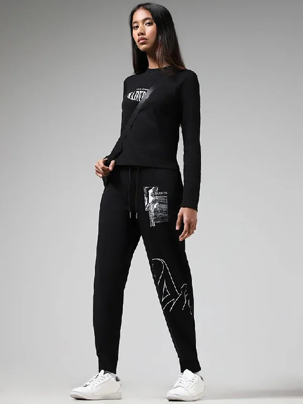 Women's pants with stretch panels Light - wash women jeans for a fresh and summery appearance Studiofit Solid Black Typographic Printed Joggers Women's pants with stretch panels Light - wash women jeans for a fresh and summery appearance Studiofit Solid Black Typographic Printed Joggers
