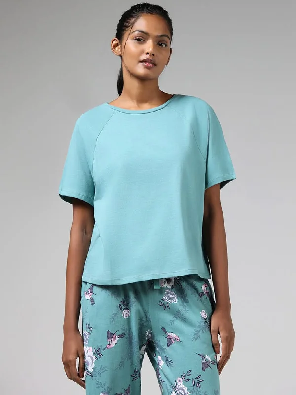 Women's printed floral pants High - waisted women jeans for a flattering silhouette Wunderlove Solid Green Cotton T-Shirt Women's printed floral pants High - waisted women jeans for a flattering silhouette Wunderlove Solid Green Cotton T-Shirt
