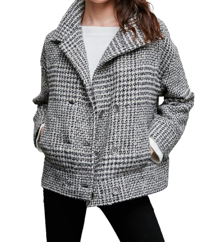 Belted women's cashmere coats in soft pastels for a luxurious feelClassic Tweed Jacket In Beige Belted women's cashmere coats in soft pastels for a luxurious feelClassic Tweed Jacket In Beige